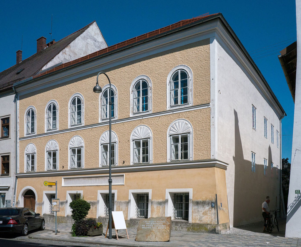 Geburtshaus Adolf Hitlers, Braunau am Inn, mit Gedenkstein