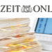 Oben rechts sieht man das Logo von Zeitonline. Darunter ist ein Bild von einem Stapel mit Unterlagen und dahinter steht ein Laptop.