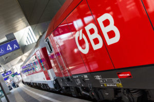 Ein Zug der ÖBB mit dem ÖBB-Logo.