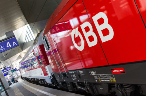 Ein Zug der ÖBB mit dem ÖBB-Logo.