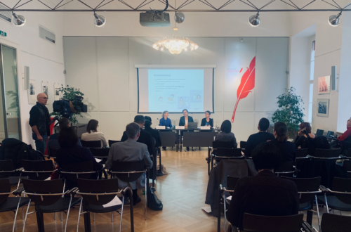 Man sieht den Raum der Pressekonferenz, bei der die Studie präsentiert wurde. Rechts und links sitzen Besucher*innen. Vorne sitzen am Podium: Anna Schachner, Hemma Mayrhofer, Sabine Mandl.