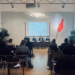 Man sieht den Raum der Pressekonferenz, bei der die Studie präsentiert wurde. Rechts und links sitzen Besucher*innen. Vorne sitzen am Podium: Anna Schachner, Hemma Mayrhofer, Sabine Mandl.