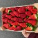 Eine Kiste voller Erdbeeren.