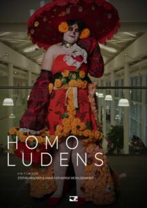 Eine Frau in einem extravaganten Kostüm auf einem Filmplakat. Darauf steht HOMO LUDENS.
