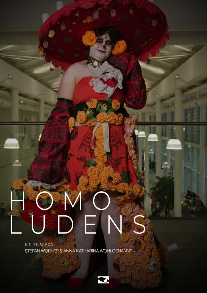 Eine Frau in einem extravaganten Kostüm auf einem Filmplakat. Darauf steht HOMO LUDENS.